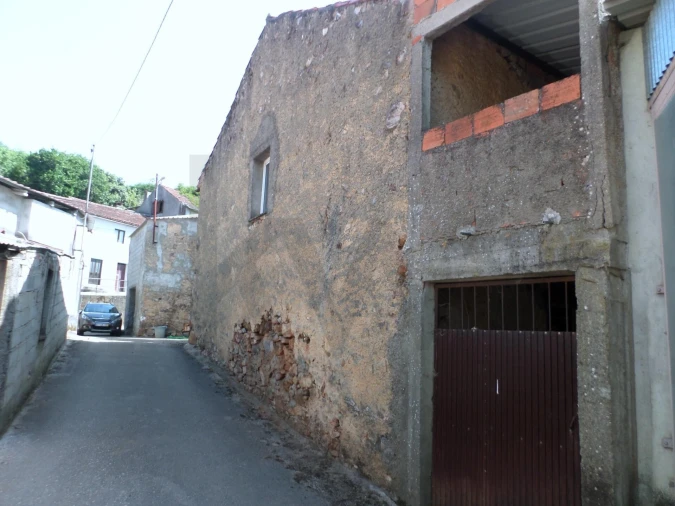 Moradia T3 para Venda em Sazes do Lorvão Foto 2