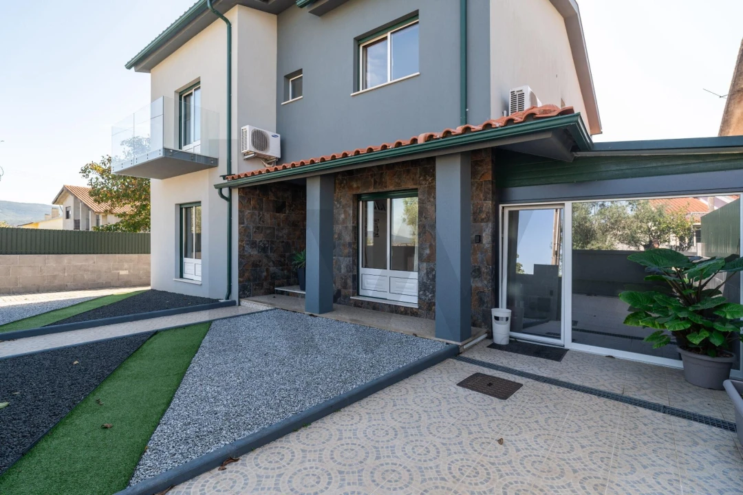 Moradia T5 para Venda em Sé Nova, Santa Cruz, Almedina e São Bartolomeu Foto 1