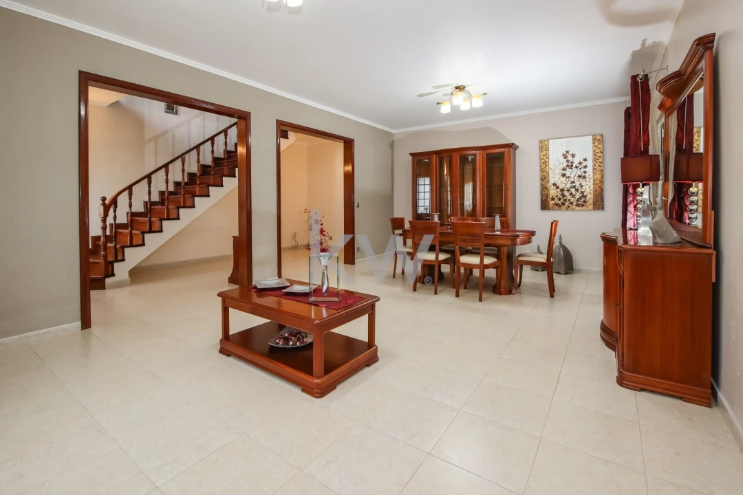 Moradia T4 para Venda em Arrifes Foto 5