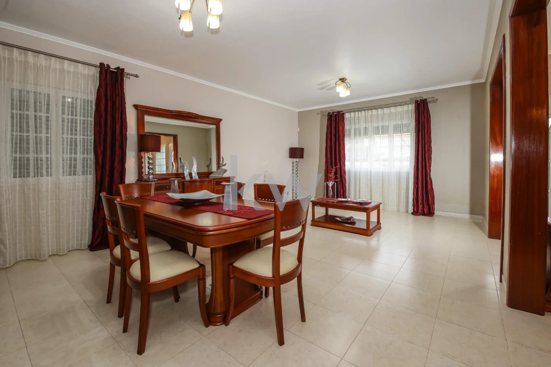 Moradia T4 para Venda em Arrifes Foto 9