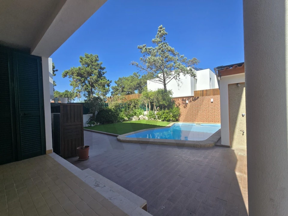 Moradia T4 para Arrendamento em Charneca de Caparica e Sobreda Foto 25