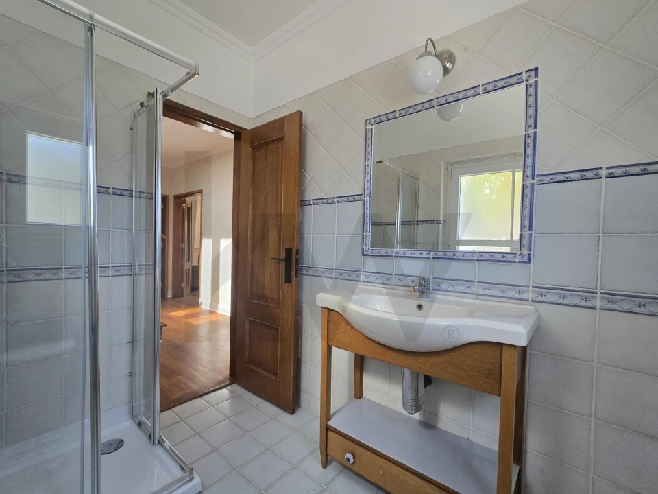 Moradia T4 para Arrendamento em Charneca de Caparica e Sobreda Foto 10