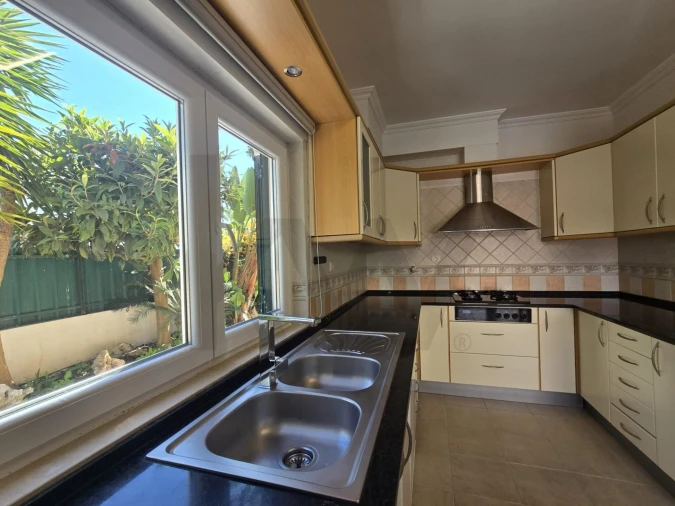 Moradia T4 para Arrendamento em Charneca de Caparica e Sobreda Foto 9