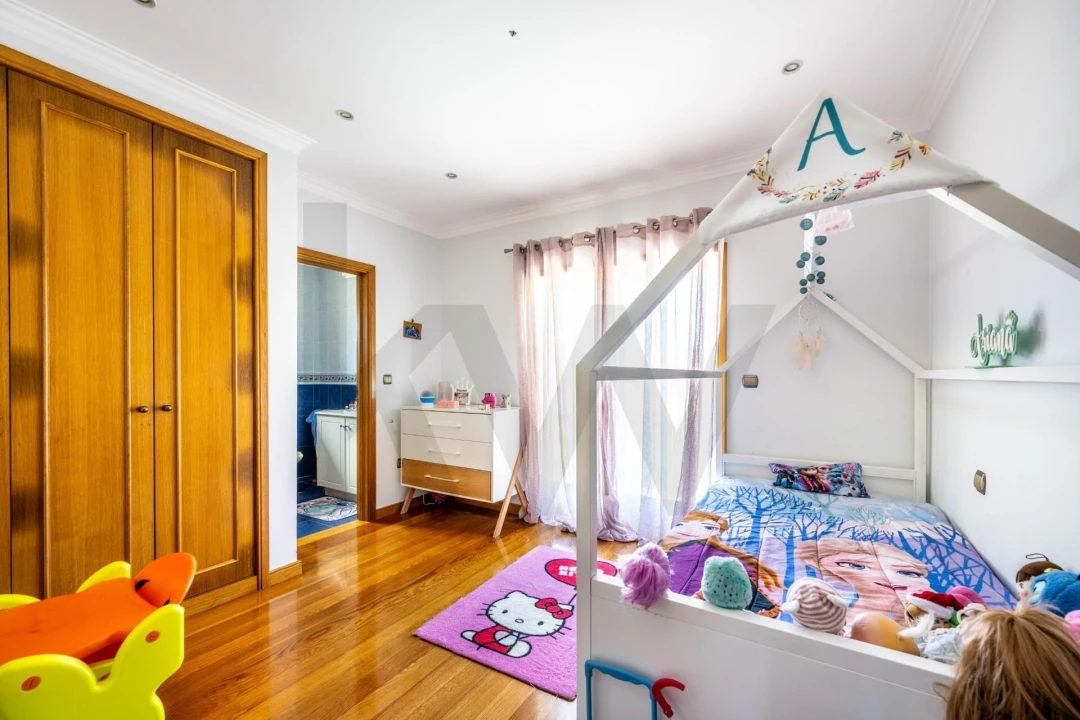 Moradia T4 para Venda em Canelas Foto 9