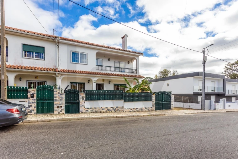 Moradia T5 para Venda em Algueirão-Mem Martins Foto 1
