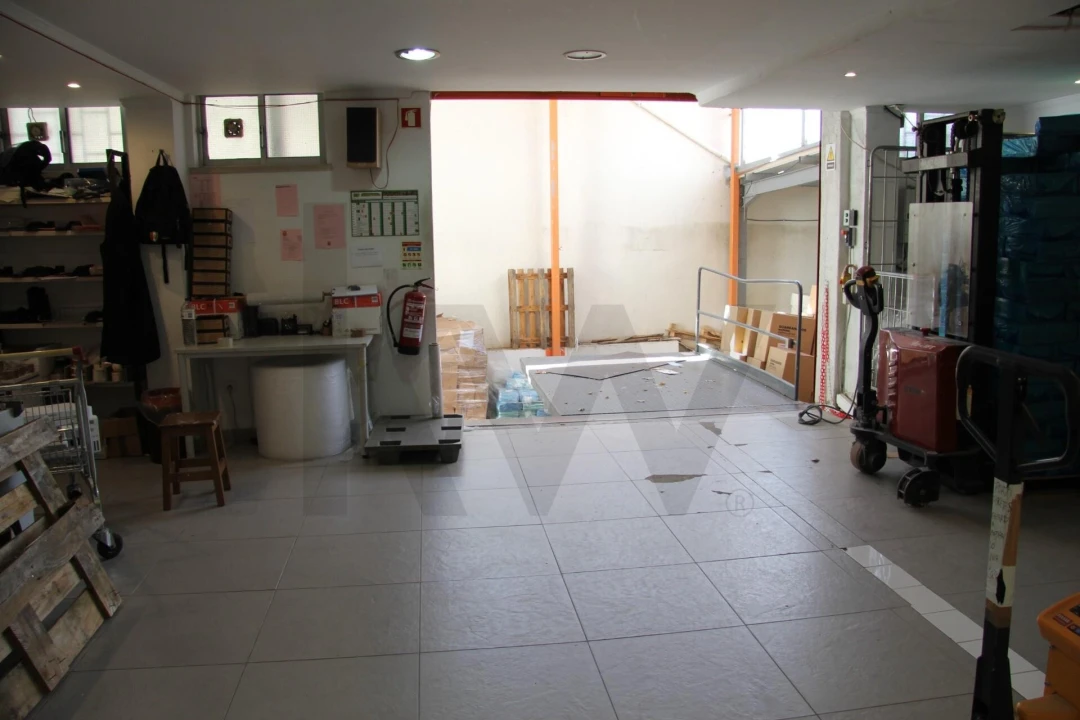 Armazém para Venda em Massamá e Monte Abraão Foto 8