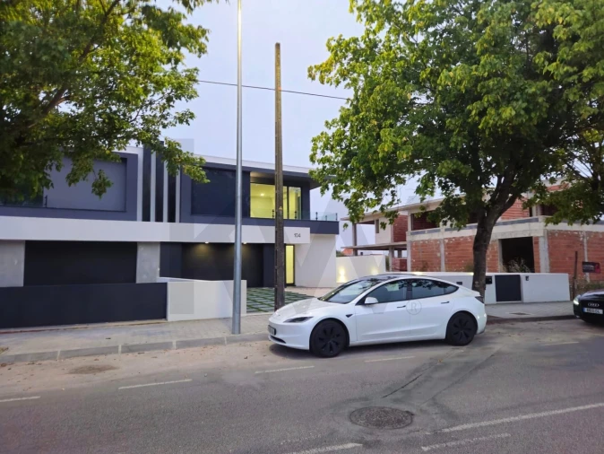 Moradia T4 para Venda em Santa Joana Foto 3