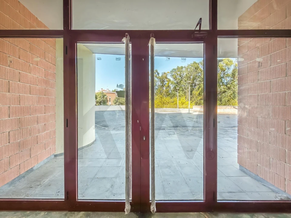 Loja para Arrendamento em Barcarena Foto 6