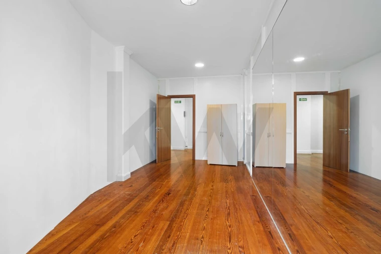 Loja para Arrendamento em Funchal (São Pedro) Foto 9