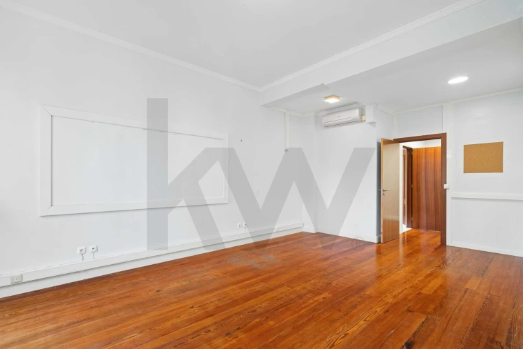 Loja para Arrendamento em Funchal (São Pedro) Foto 11