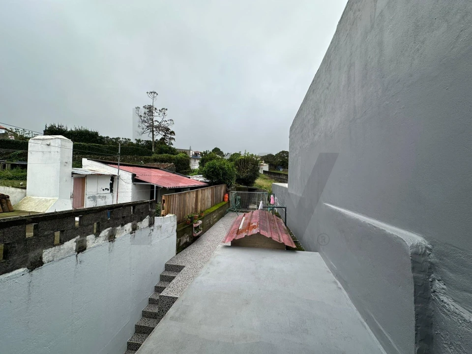 Moradia T2 para Venda em Capelas Foto 9