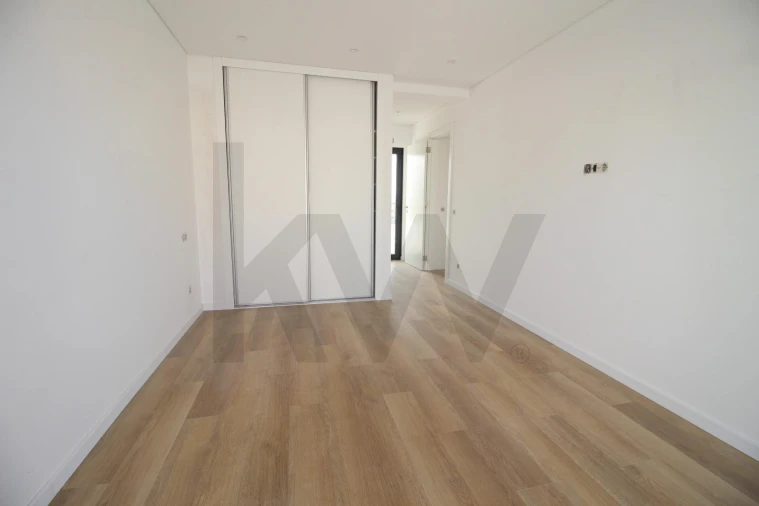 Moradia T3 para Venda em Armação de Pera Foto 11