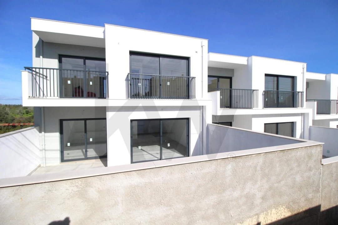 Moradia T3 para Venda em Armação de Pera Foto 1