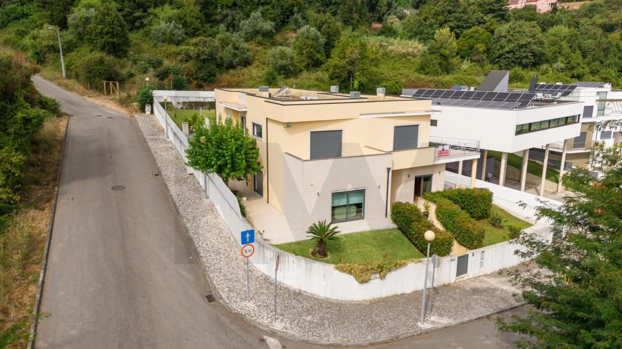 Moradia T5 para Venda em Eiras e São Paulo de Frades Foto 2