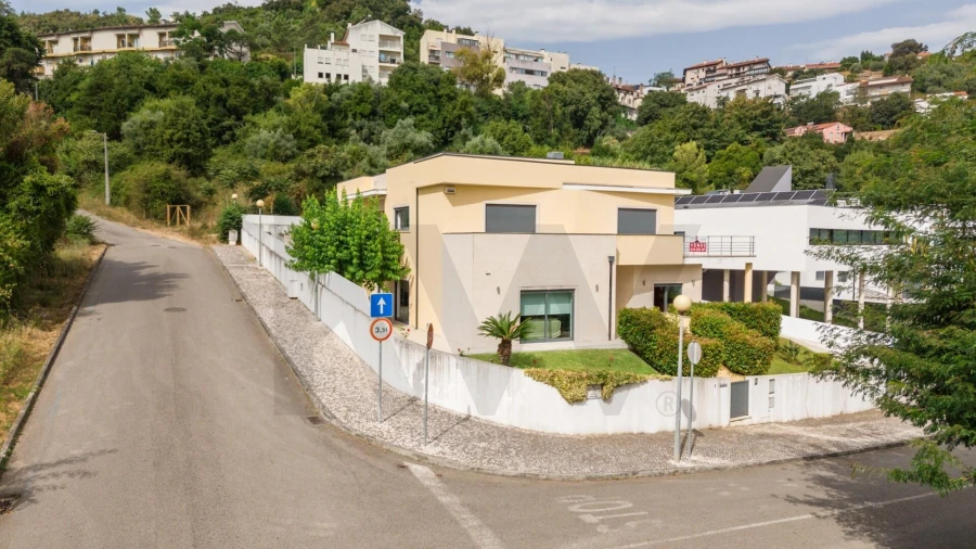 Moradia T5 para Venda em Eiras e São Paulo de Frades Foto 1