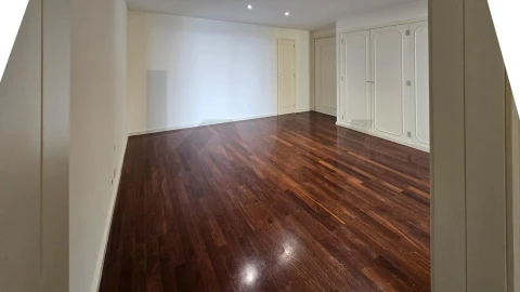 Apartamento T4 para Venda em Aldoar, Foz do Douro e Nevogilde