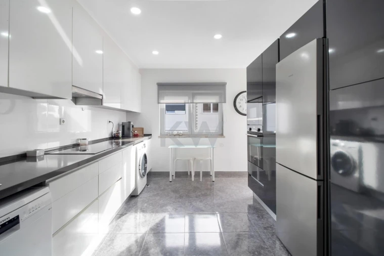 Moradia T5 para Venda em Laranjeiro e Feijó Foto 8