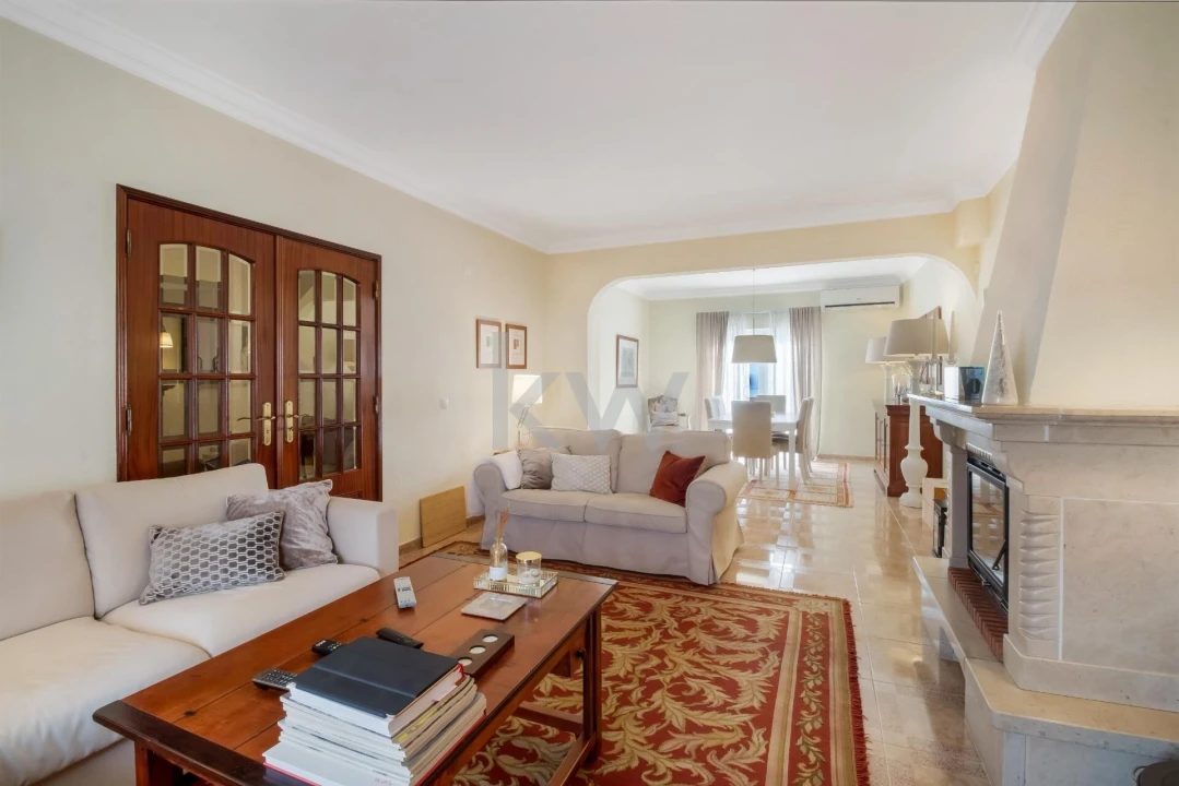 Moradia T5 para Venda em Laranjeiro e Feijó Foto 1