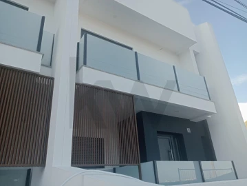 Moradia T5 para Venda em Corroios