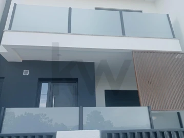 Moradia T5 para Venda em Corroios