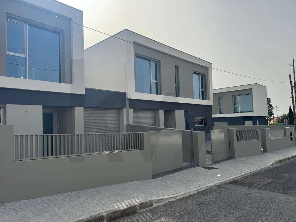 Moradia T4 para Venda em Porto Salvo Foto 48