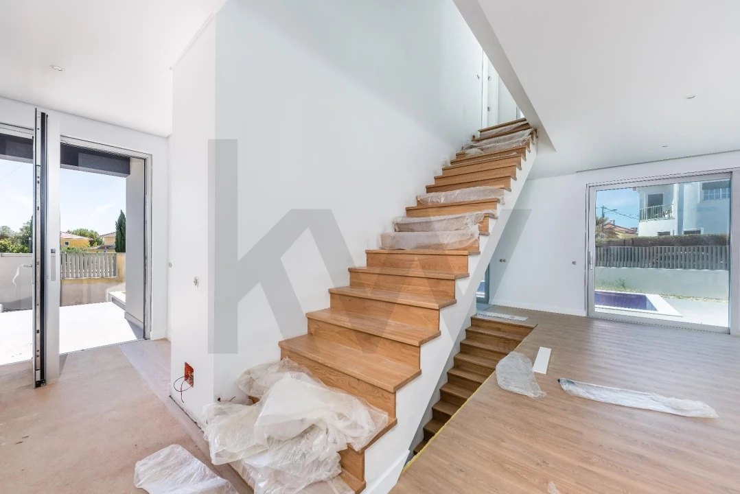 Moradia T4 para Venda em Porto Salvo Foto 1