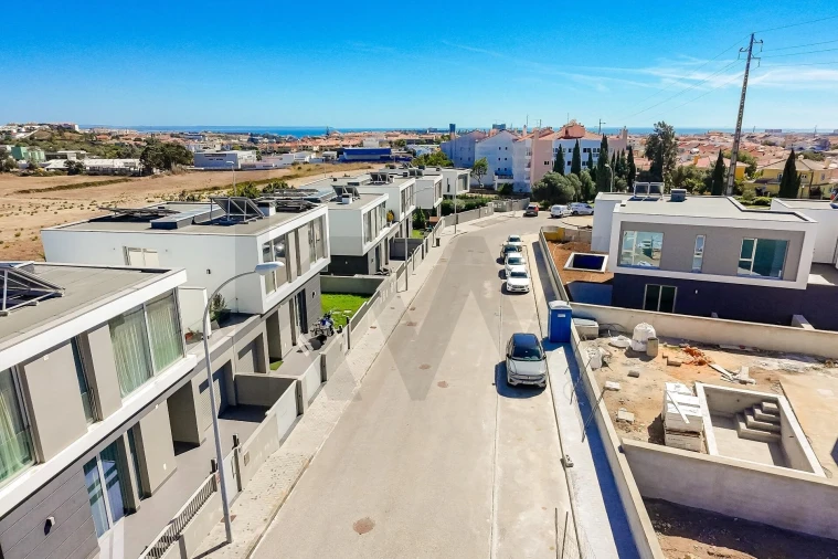 Moradia T4 para Venda em Porto Salvo Foto 29