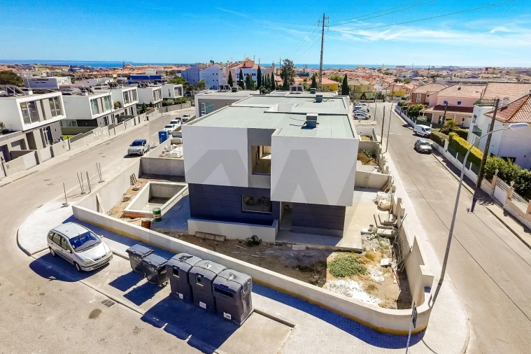 Moradia T4 para Venda em Porto Salvo Foto 37