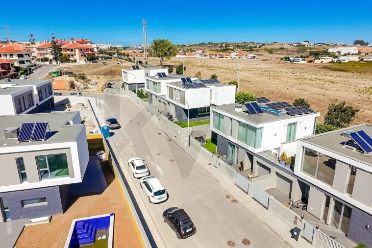 Moradia T4 para Venda em Porto Salvo Foto 26