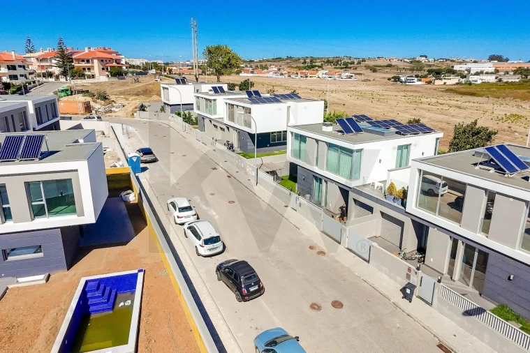 Moradia T4 para Venda em Porto Salvo Foto 25