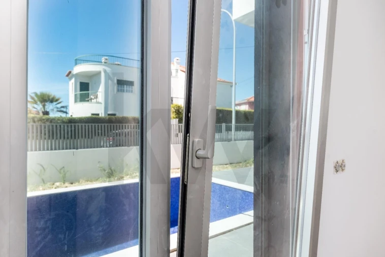 Moradia T4 para Venda em Porto Salvo Foto 11