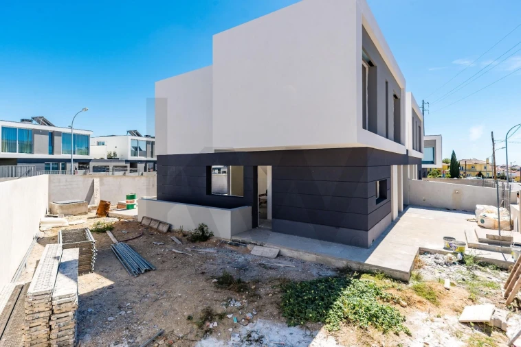 Moradia T4 para Venda em Porto Salvo Foto 22