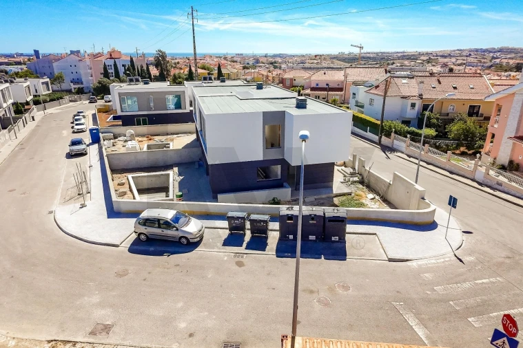 Moradia T4 para Venda em Porto Salvo Foto 31