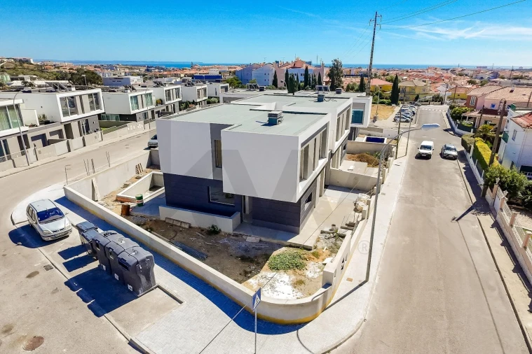 Moradia T4 para Venda em Porto Salvo Foto 36