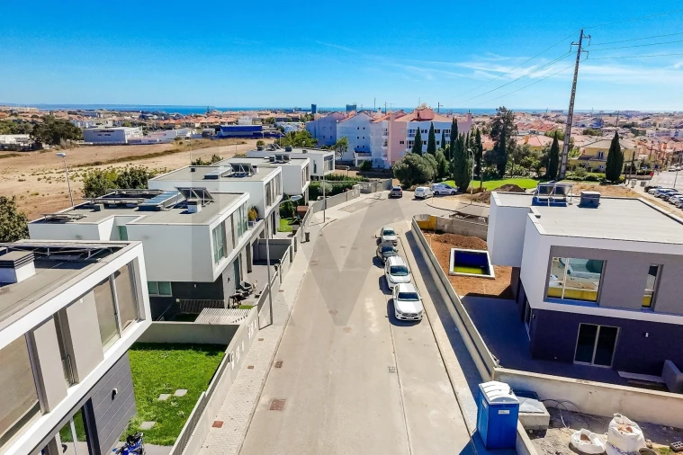 Moradia T4 para Venda em Porto Salvo Foto 28