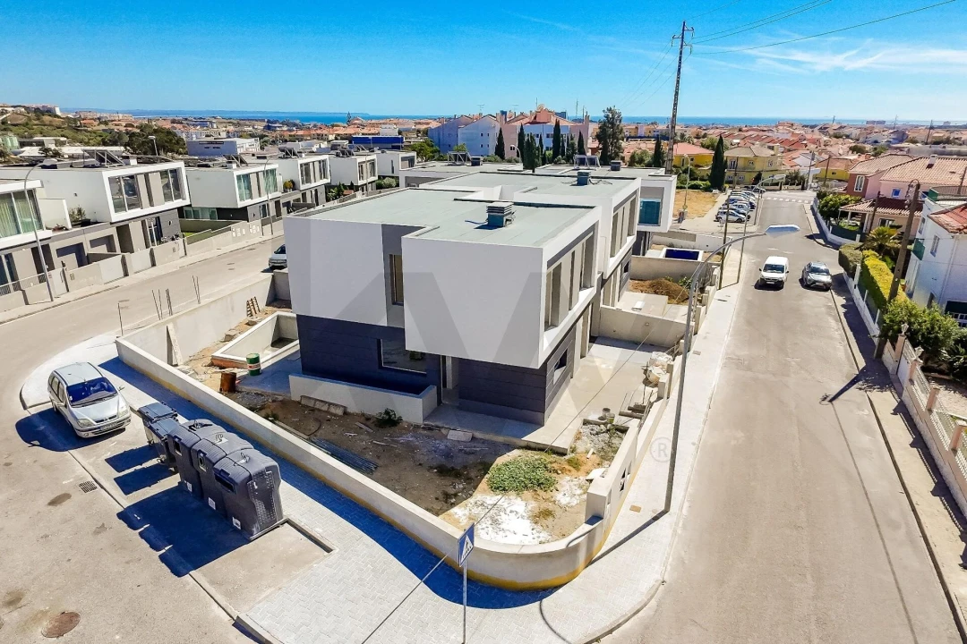 Moradia T4 para Venda em Porto Salvo Foto 36