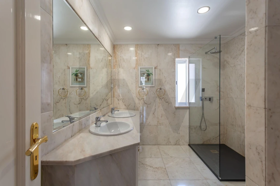 Moradia T5 para Venda em Laranjeiro e Feijó Foto 38