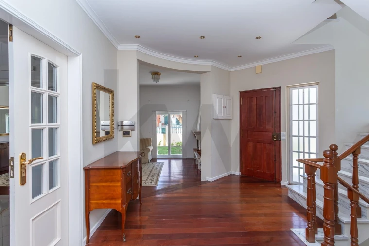 Moradia T5 para Venda em Laranjeiro e Feijó Foto 3