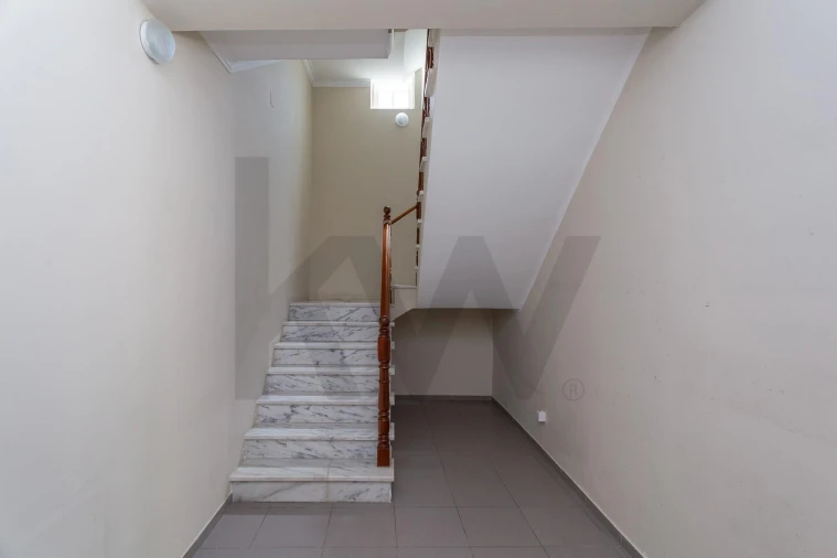 Moradia T5 para Venda em Laranjeiro e Feijó Foto 51