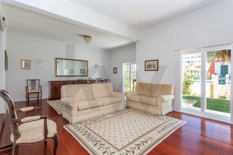 Moradia T5 para Venda em Laranjeiro e Feijó Foto 4