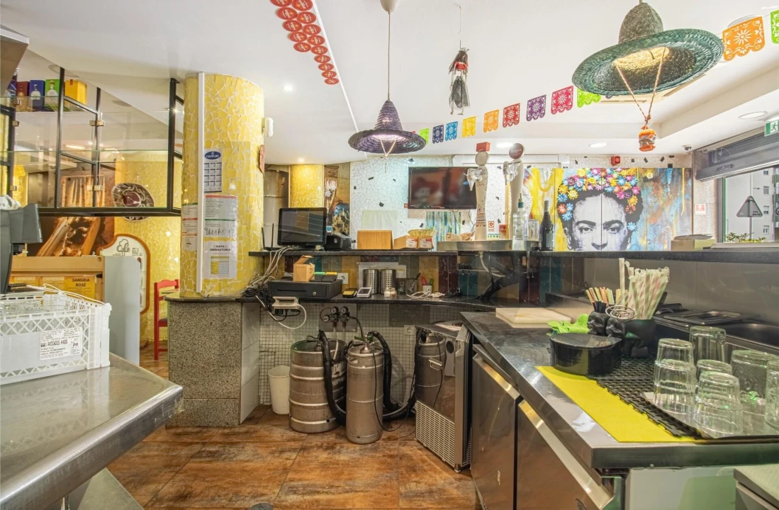 Loja para Venda em Santo António dos Cavaleiros e Frielas Foto 20