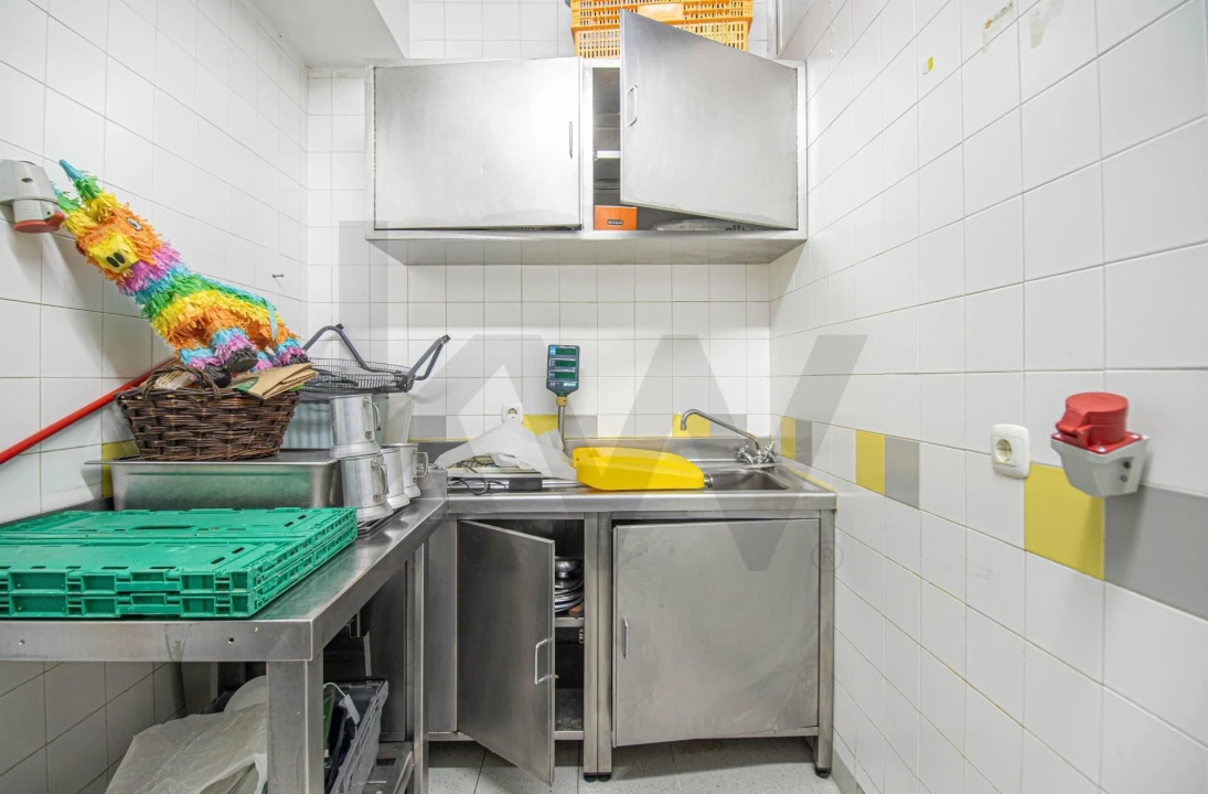 Loja para Venda em Santo António dos Cavaleiros e Frielas Foto 25