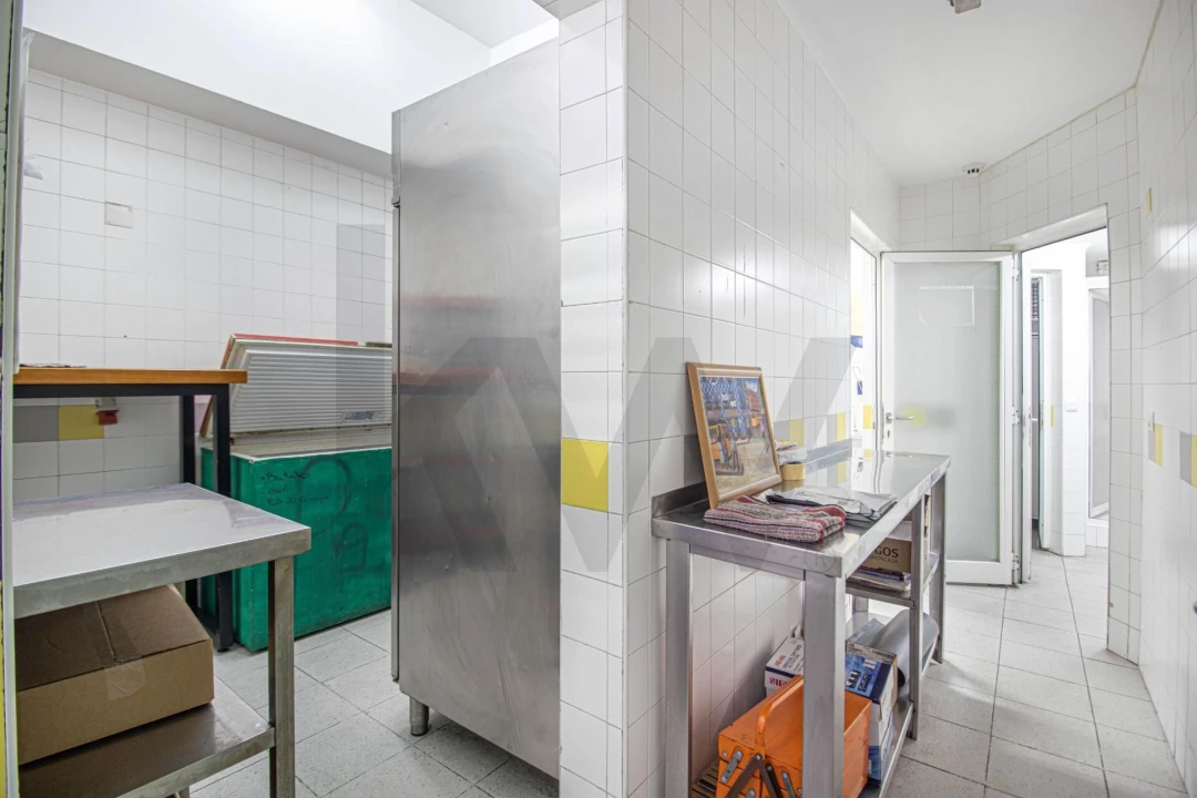 Loja para Venda em Santo António dos Cavaleiros e Frielas Foto 30