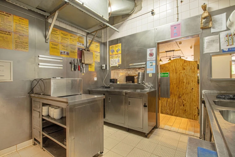 Loja para Venda em Santo António dos Cavaleiros e Frielas Foto 11