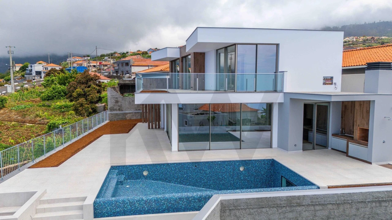 Moradia T4 para Venda em Canhas Foto 1