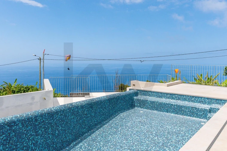 Moradia T4 para Venda em Canhas Foto 3