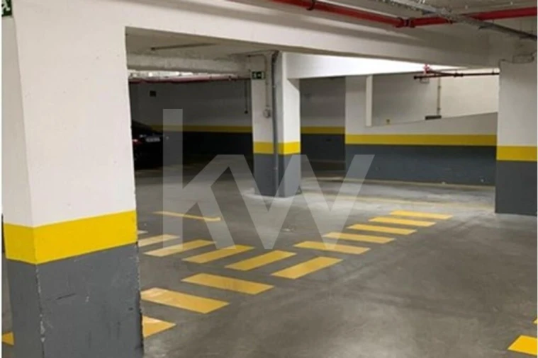 Garagem para Venda em Santo António Foto 11