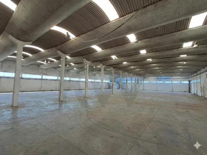 Armazém para Venda em Serzedo e Perosinho Foto 3