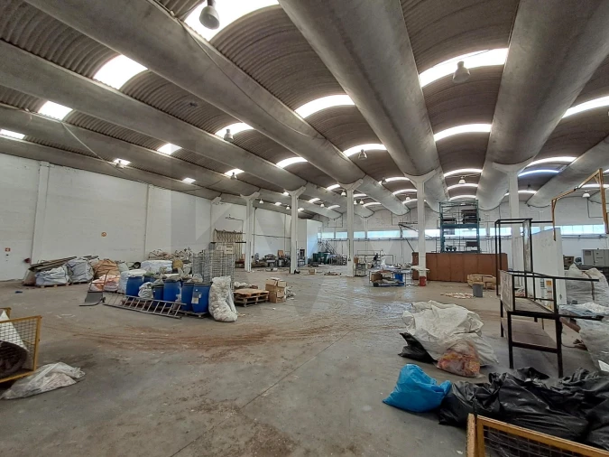 Armazém para Venda em Serzedo e Perosinho Foto 9