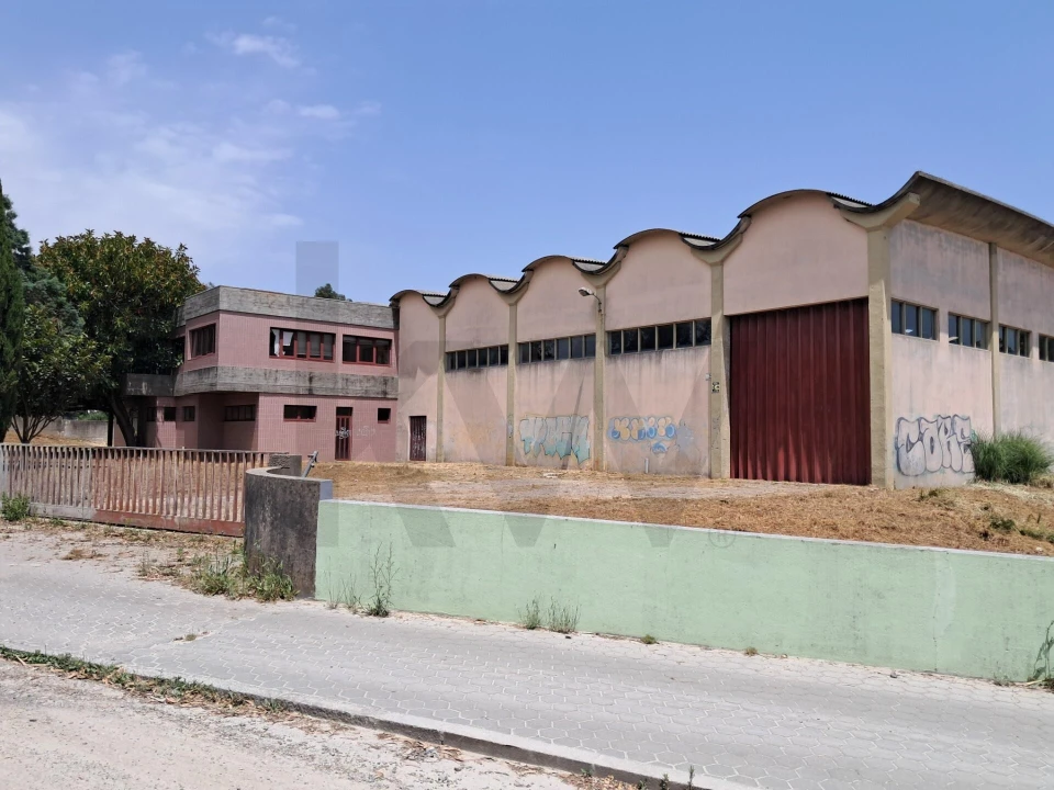 Armazém para Venda em Serzedo e Perosinho Foto 1